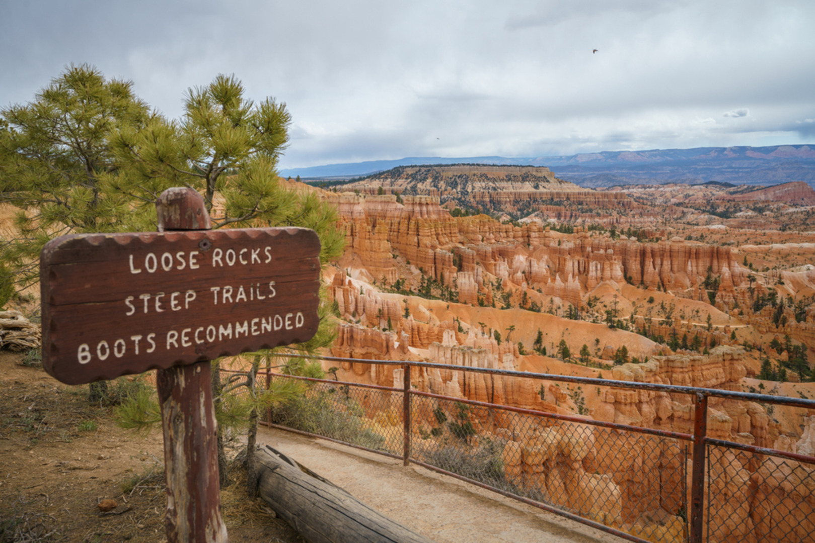 An image depicting the trail Navajo Loop and Queens Garden Trail and its surrounding area.