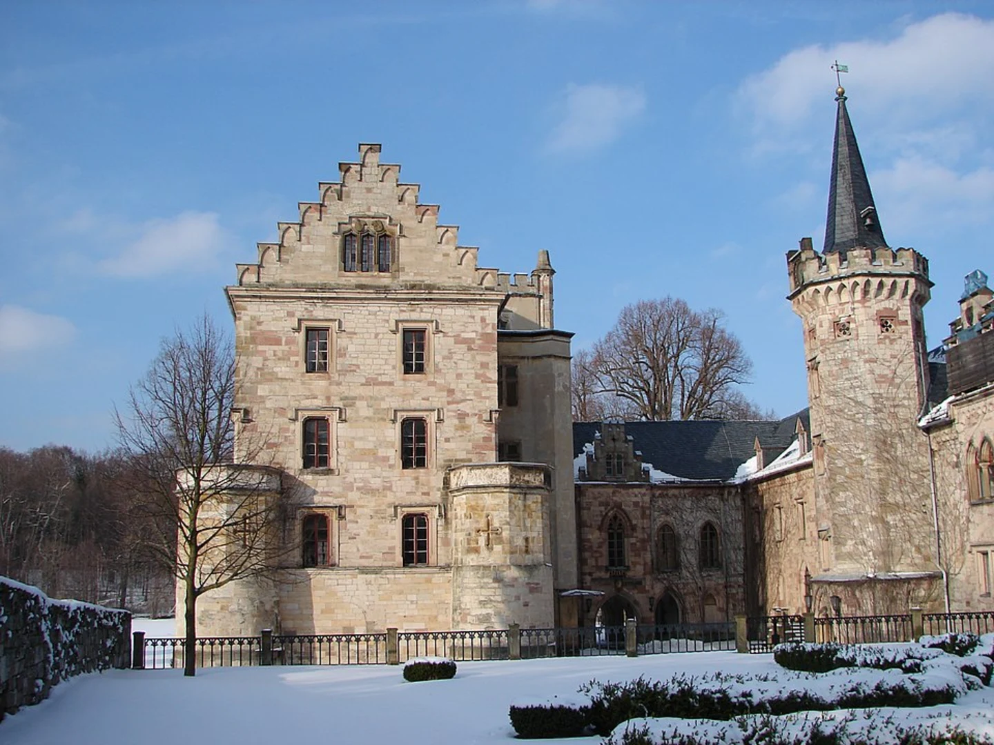 An image depicting the trail Talsperre Reinhardsbrunn, Badewasser and Schloss Reinhardsbrunn Loop via Rundweg Tanzbuche and its surrounding area.