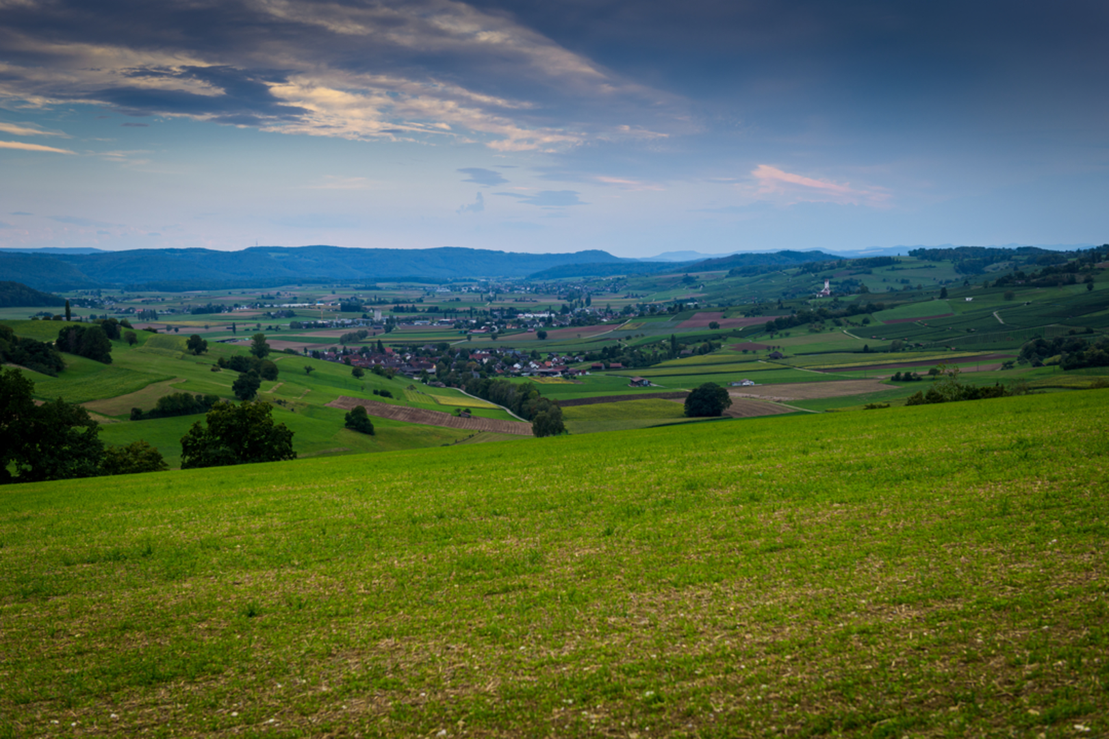 An image depicting the trail Siblingerhöhe - Blauburgunderland Panoramic Trail and its surrounding area.