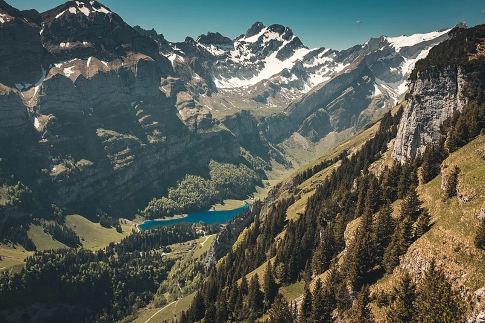 An image depicting the trail Schäfler Peak and Lake Seealpsee from Ebenalp and its surrounding area.