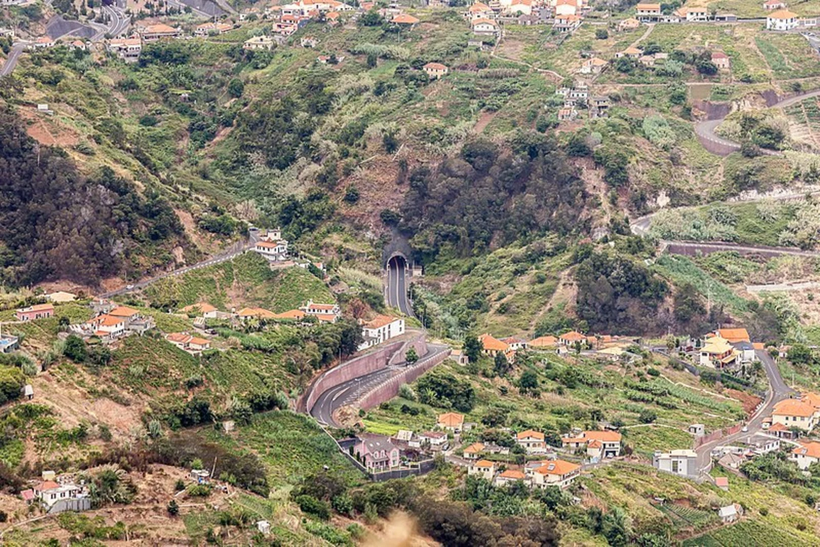 An image depicting the trail PR 5 Vereda das Funduras and its surrounding area.