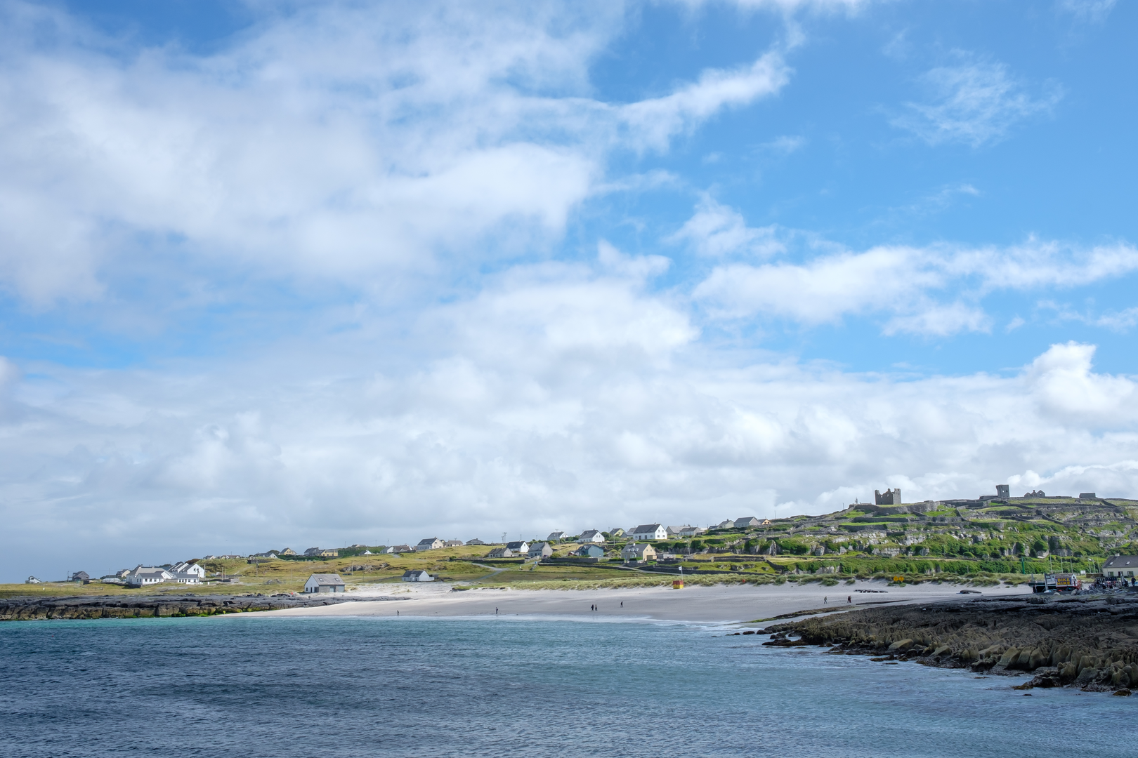 An image depicting the trail Inis Oirr - Lub Ceathru an Locha and its surrounding area.