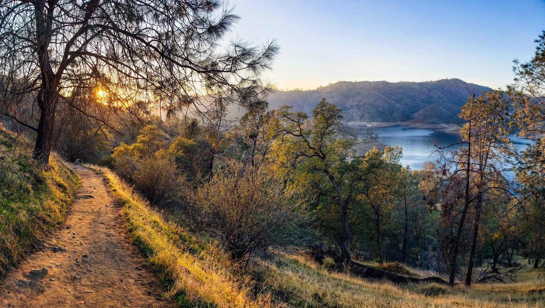 An image depicting the trail San Joaquin River and Pincushion Mountain Loop Trail and its surrounding area.