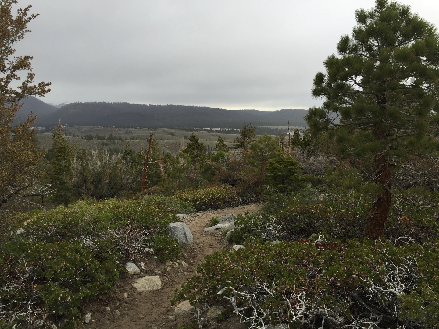 An image depicting the trail Sherwin Lakes Trailhead and its surrounding area.