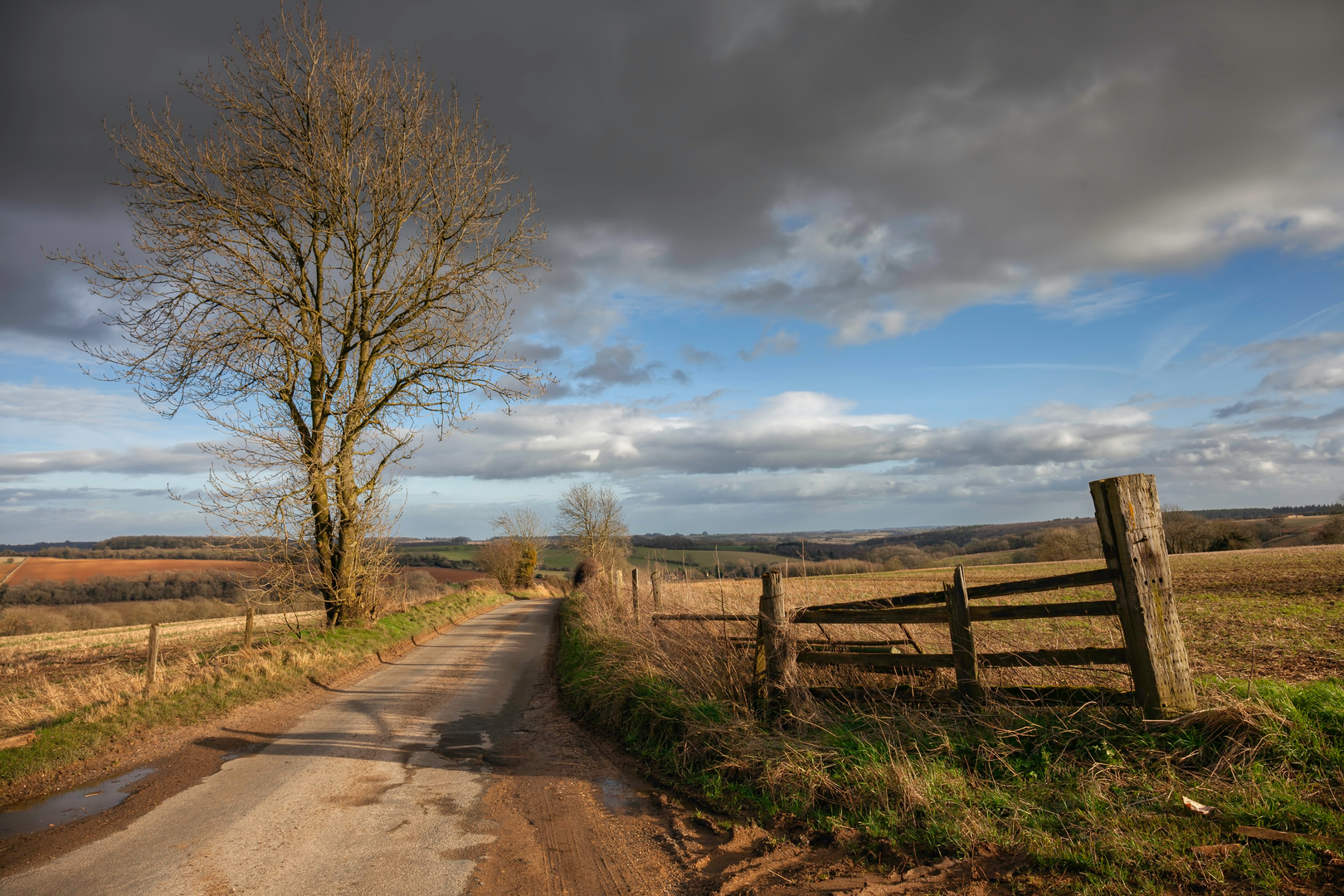 An image depicting the trail Cotswold Round and its surrounding area.