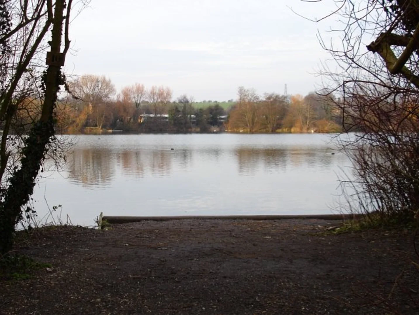 An image depicting the trail Chilham Lake via Sttour Valley Walk and North Downs Way and its surrounding area.