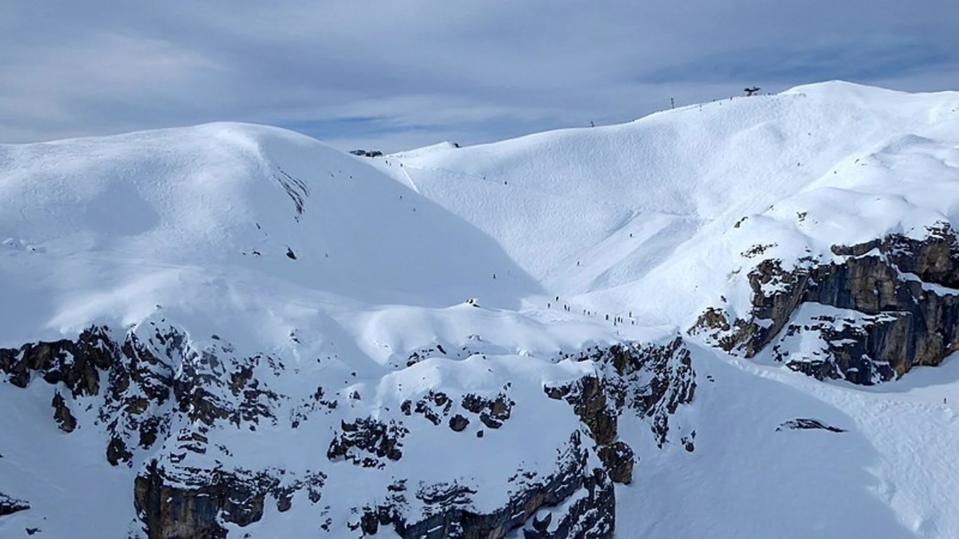 An image depicting the trail Sentier Panorama 4000 and its surrounding area.