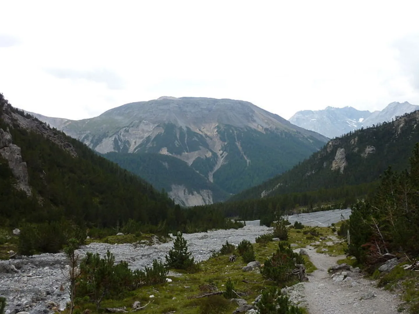 An image depicting the trail Munt la Schera and its surrounding area.
