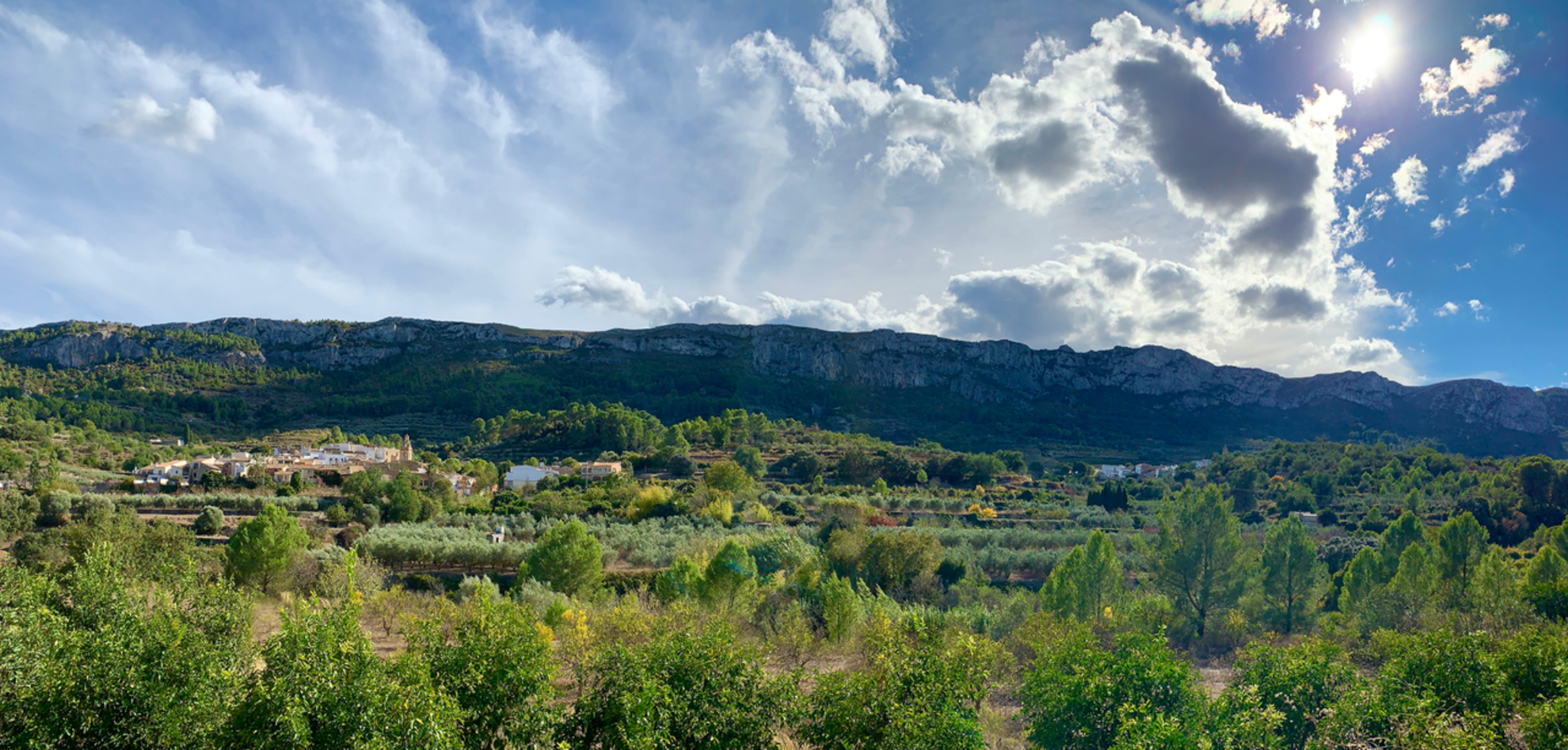 An image depicting the trail Les Valls PR CV 043 and its surrounding area.