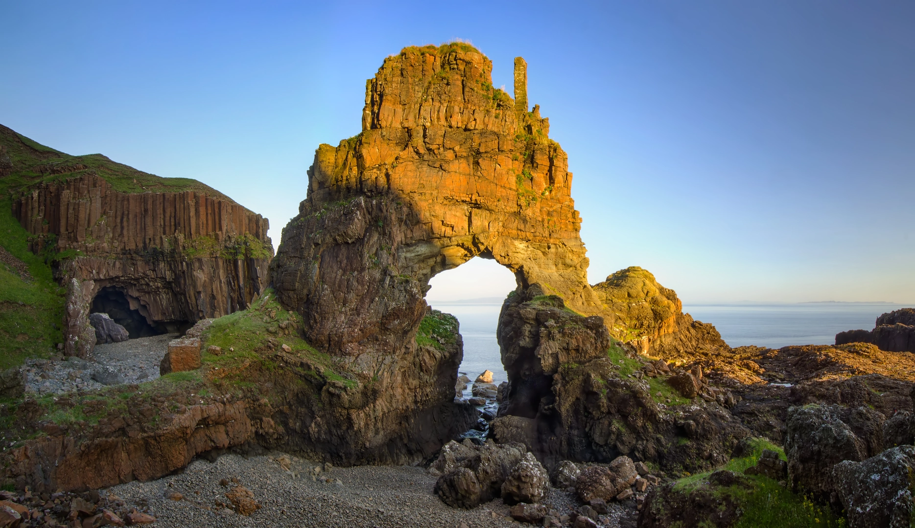 An image depicting the trail Carsaig Arches and Malcolm's Point and its surrounding area.
