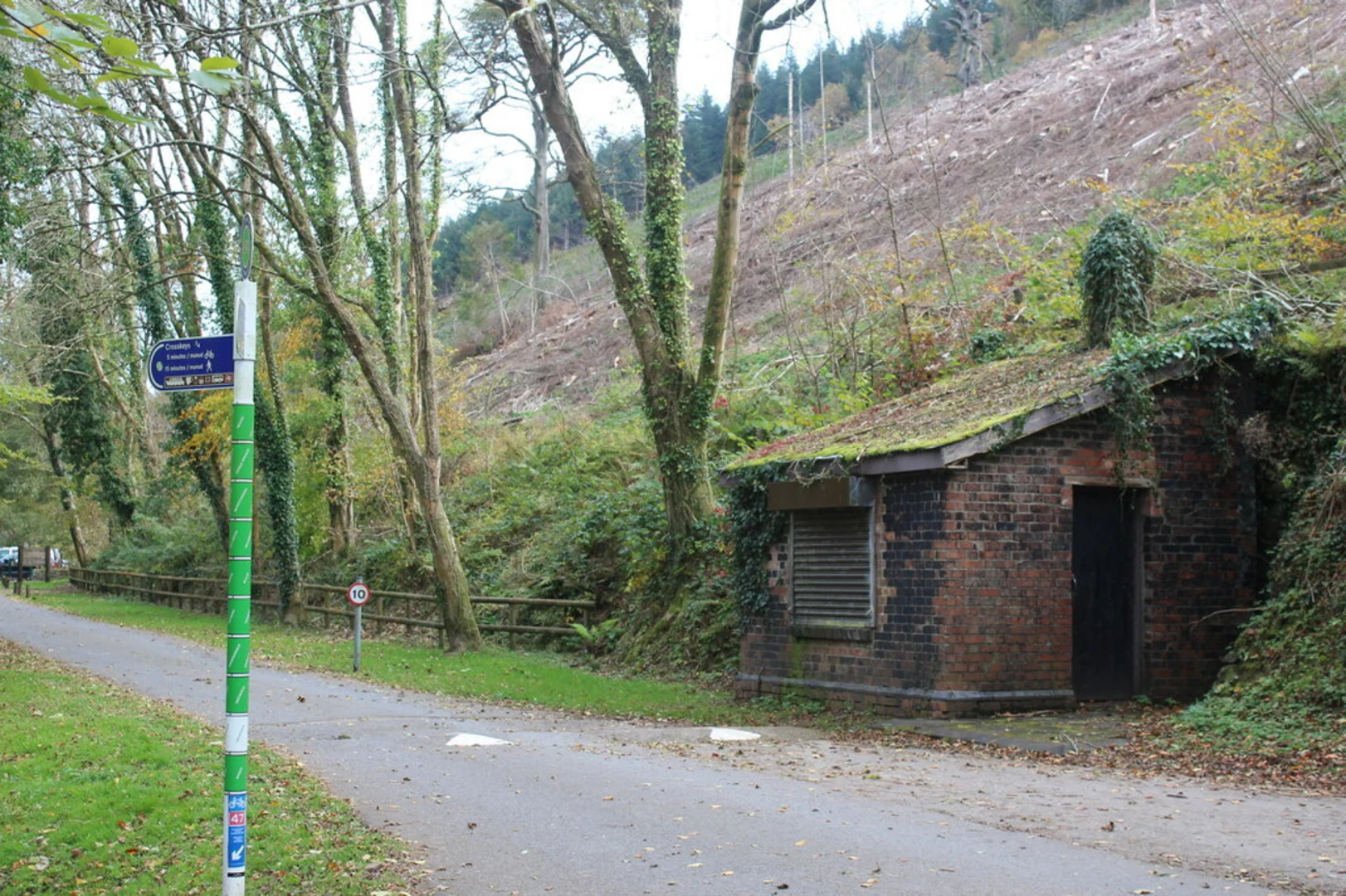 An image depicting the trail Sirhowy Valley Country Park Loop and its surrounding area.