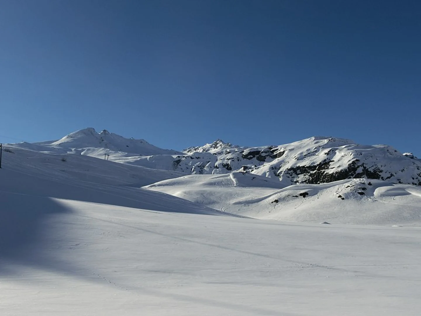 An image depicting the trail Heidbüel toTgantieni ridge Trail and its surrounding area.