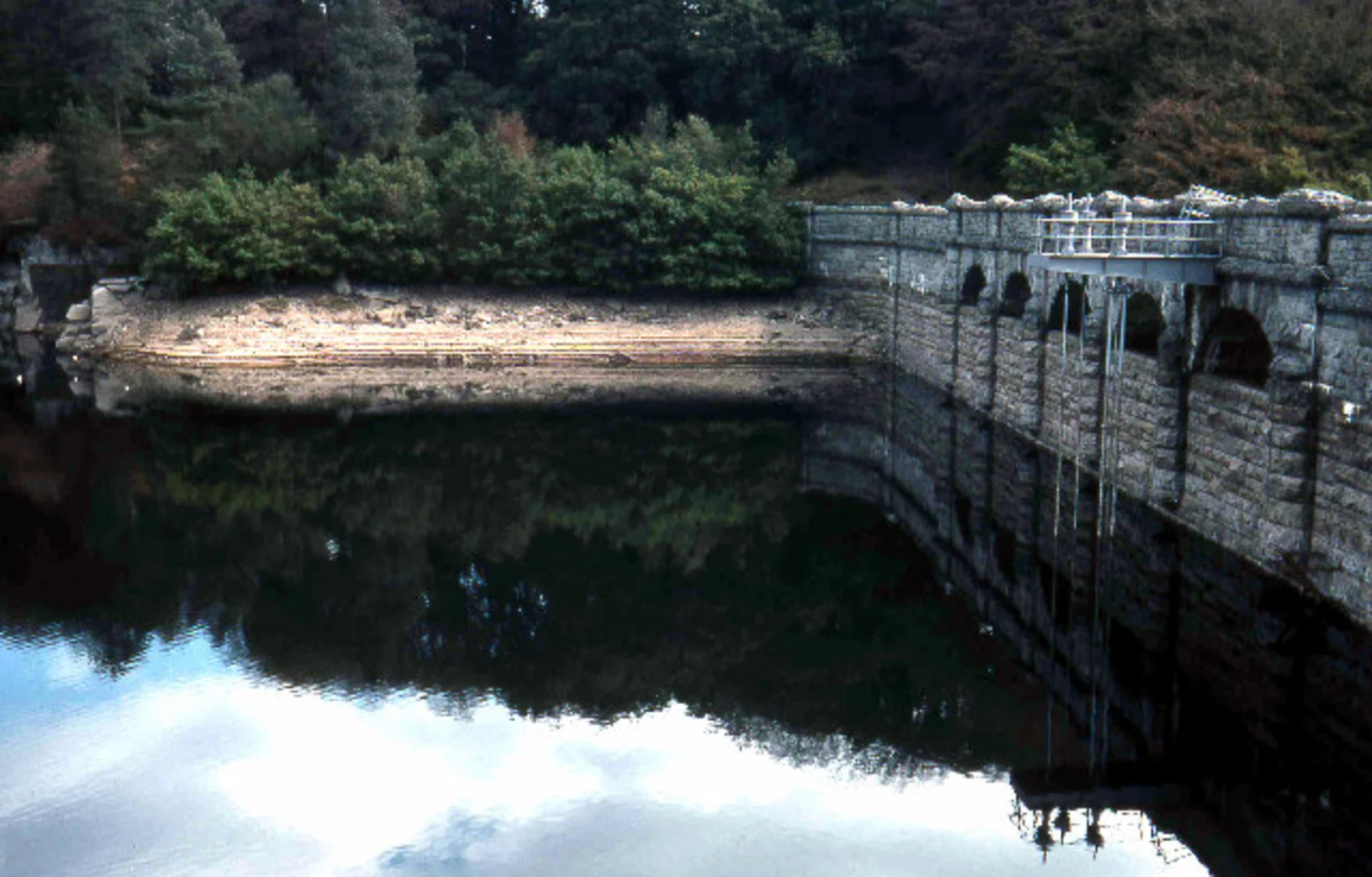 An image depicting the trail Burrator Reservoir and Crazywell Pool Loop and its surrounding area.