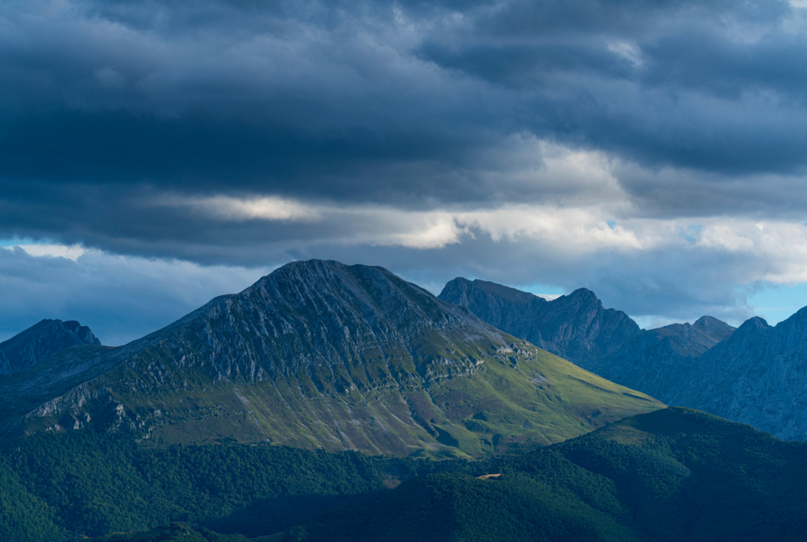 An image depicting the trail GR 106 Ruta San Melchor - Oviedo-Cortes and its surrounding area.