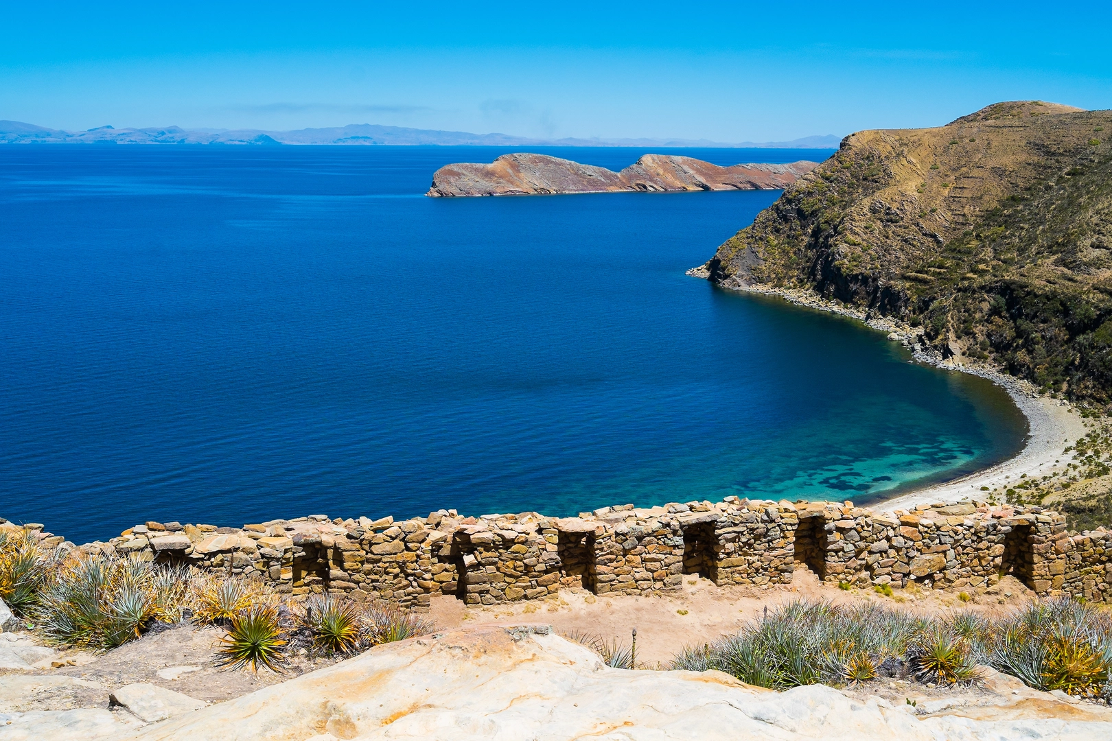 An image depicting the trail Isla del Sol and its surrounding area.