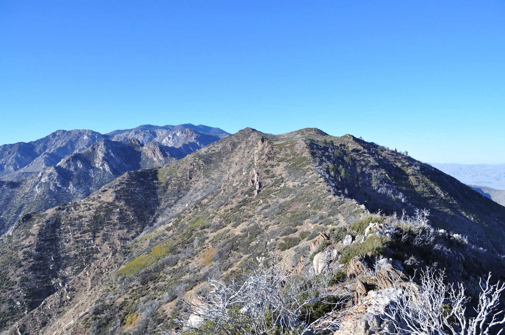 An image depicting the trail Apache Peak via Spitler Peak Trail and its surrounding area.