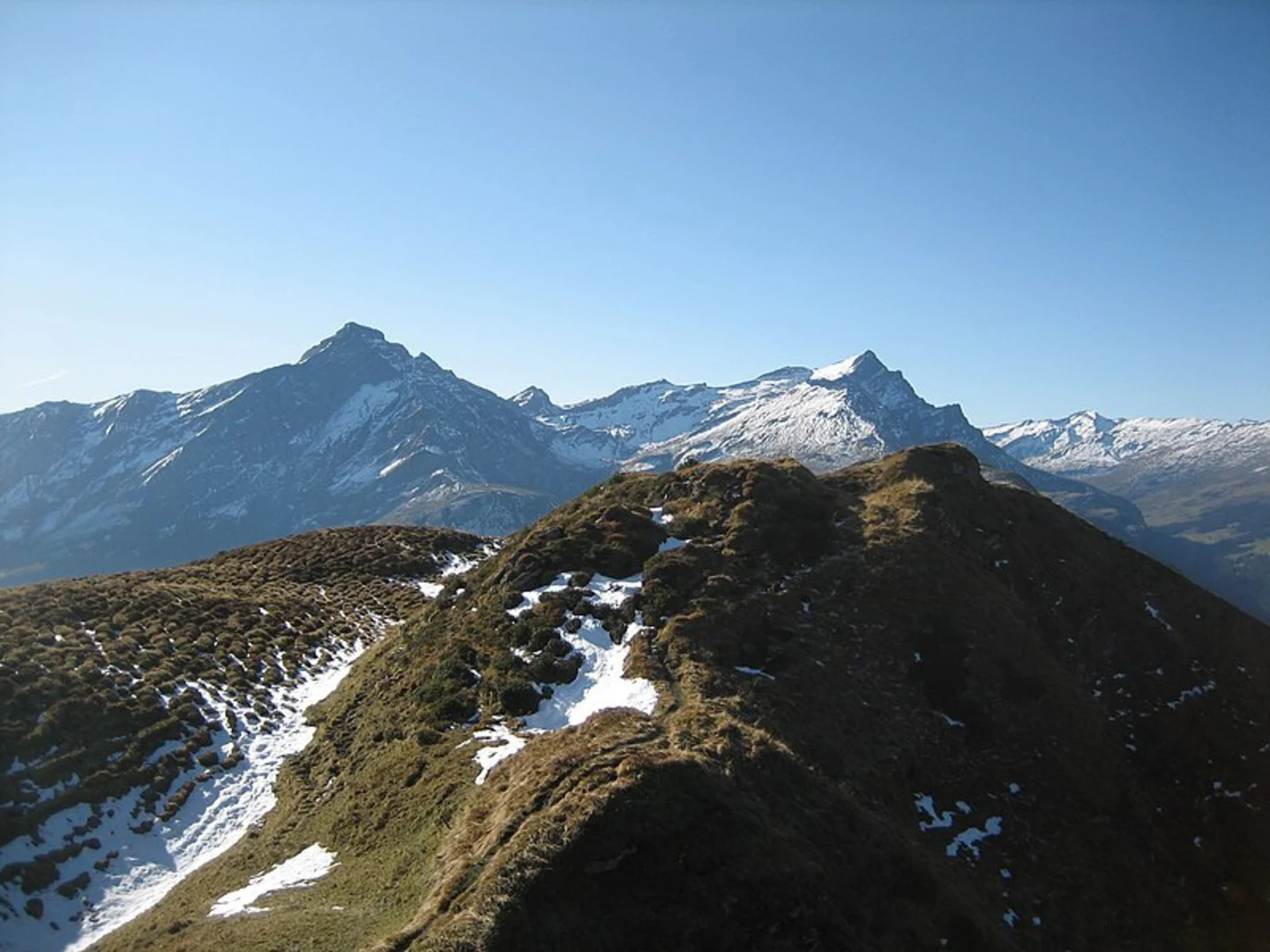 An image depicting the trail Heinzenberger-Gratweg and its surrounding area.