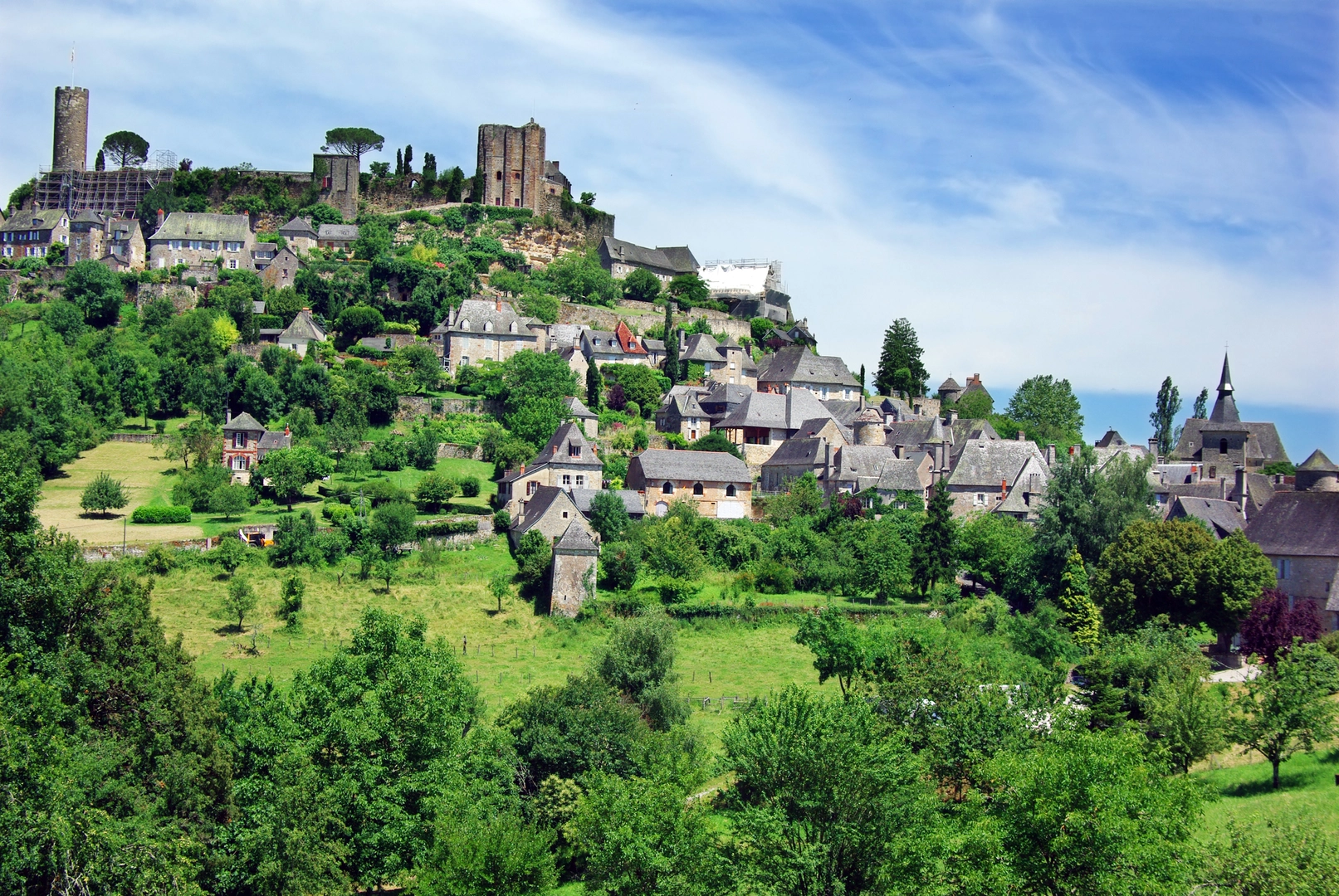 An image depicting the trail GR® de Pays - Causse Corrézien and its surrounding area.