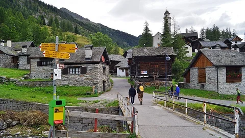 From Bosco Gurin to Cimalmotto