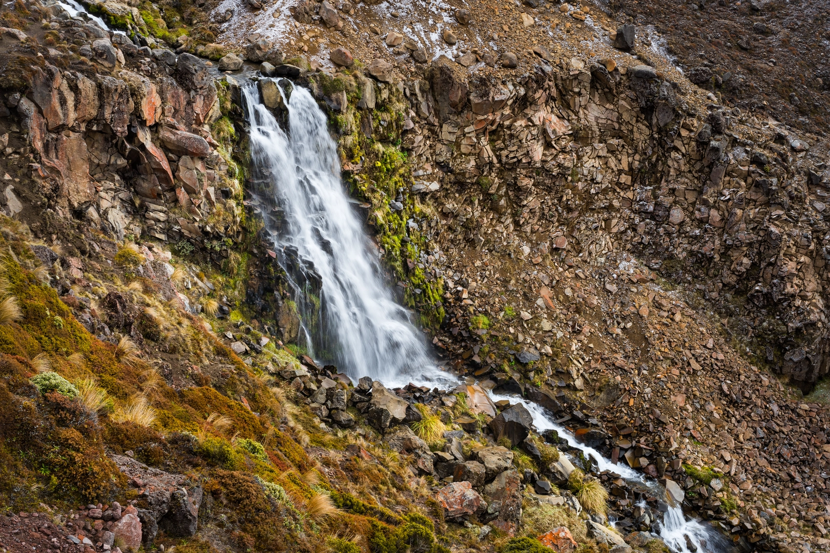An image depicting the trail Tongariro Desert Rd to Waihohunu Hut, Oturere and its surrounding area.