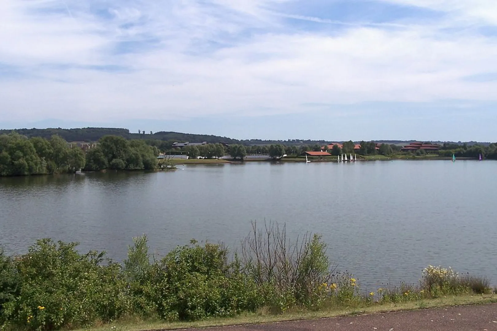An image depicting the trail Caldecotte Lake North and Caldecotte Lake Loop and its surrounding area.
