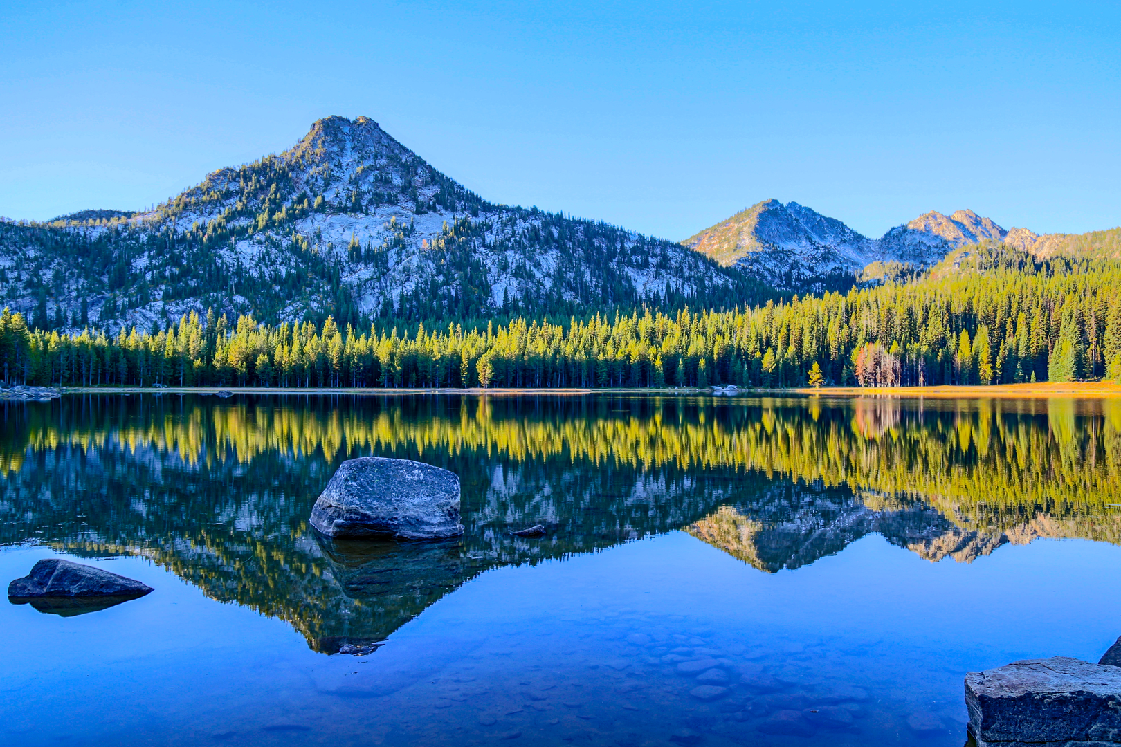 An image depicting the trail Anthony Lake Shoreline Trail and Crawfish Basin Loop Trail and its surrounding area.