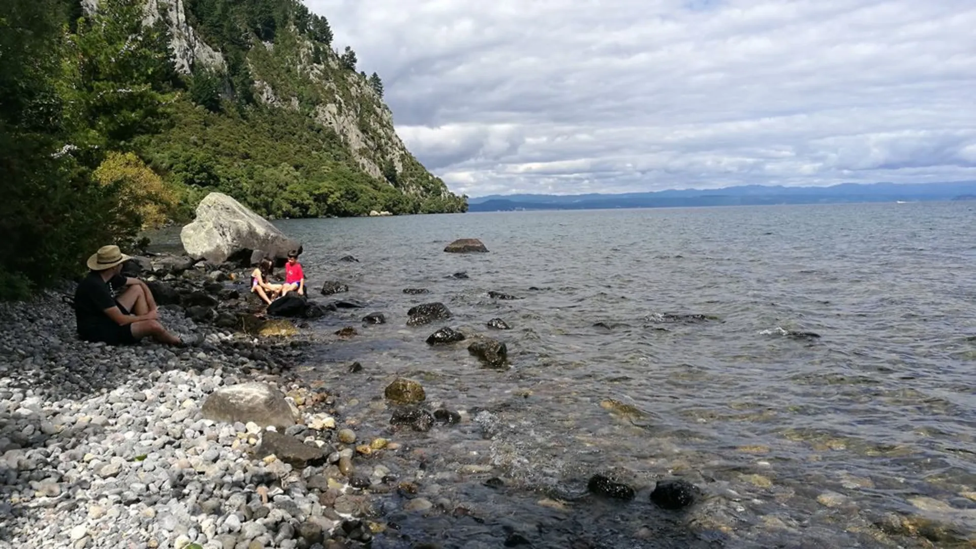 An image depicting the trail Tahunatara Point Walk and its surrounding area.