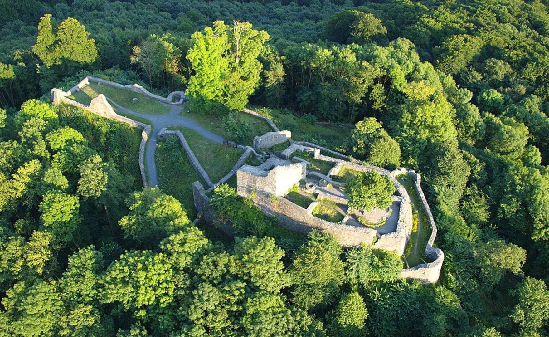 An image depicting the trail Nonnenberg to Ruine Drachenfels Walk via Olender and its surrounding area.
