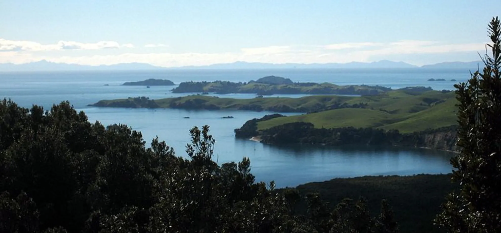An image depicting the trail Motutapu Walkway via Emu Point and its surrounding area.