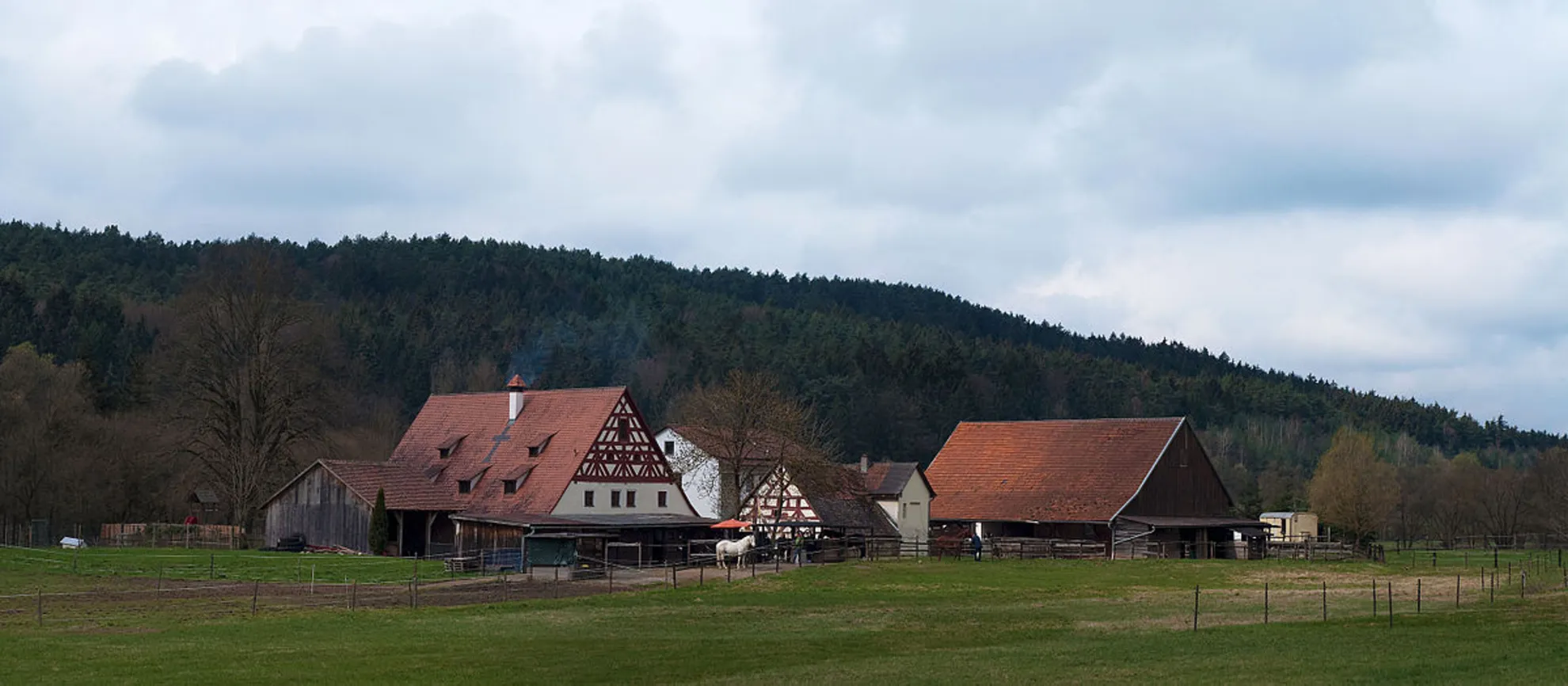 An image depicting the trail Sponheimer Entdeckerrunde and Sponheimer Weg and its surrounding area.
