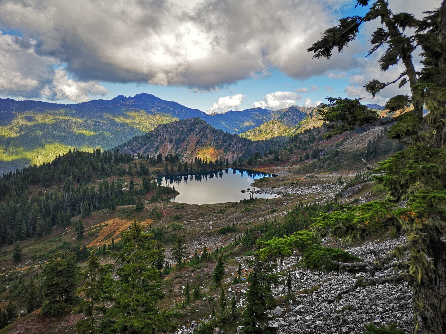 An image depicting the trail High Divide Loop (7 Lakes Basin) and its surrounding area.