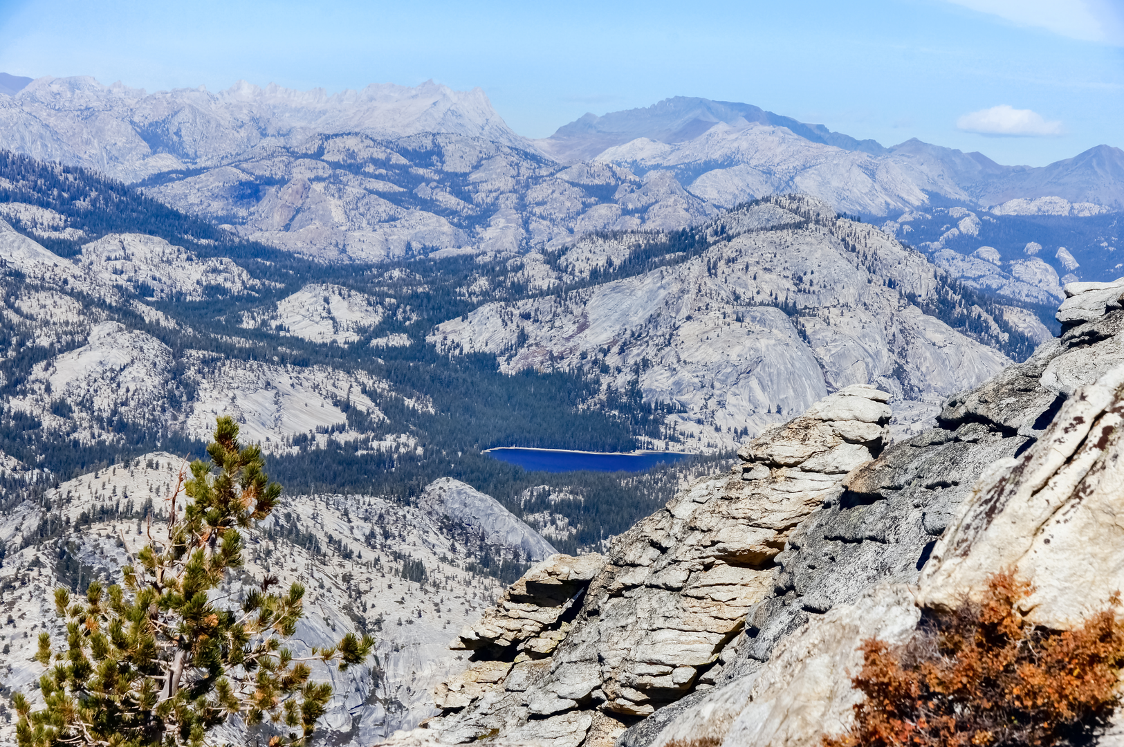 An image depicting the trail The Pinnacles and Clouds Rest Trail and its surrounding area.