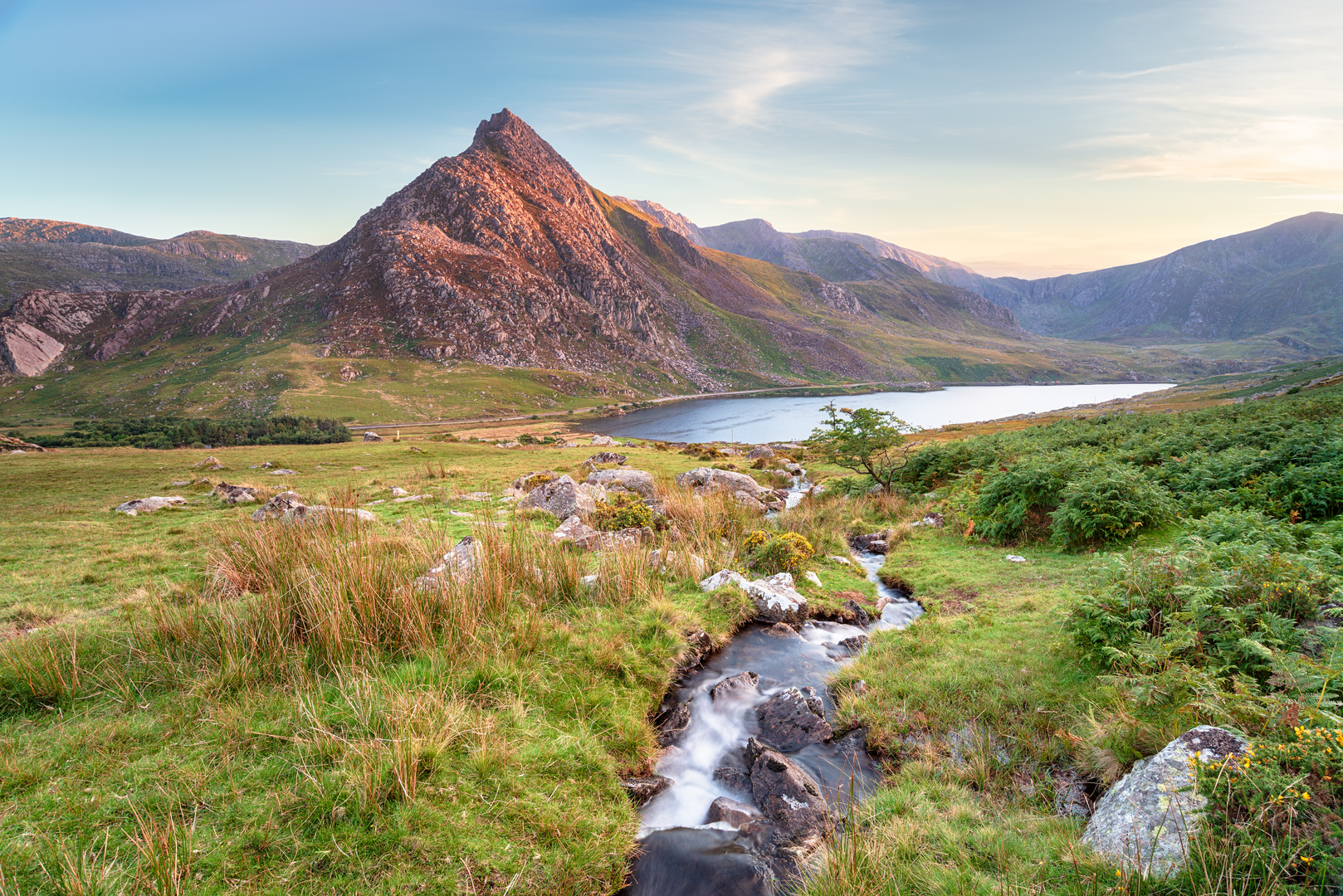 An image depicting the trail The Traverse of the Glyder Ridge from Ogwen and its surrounding area.