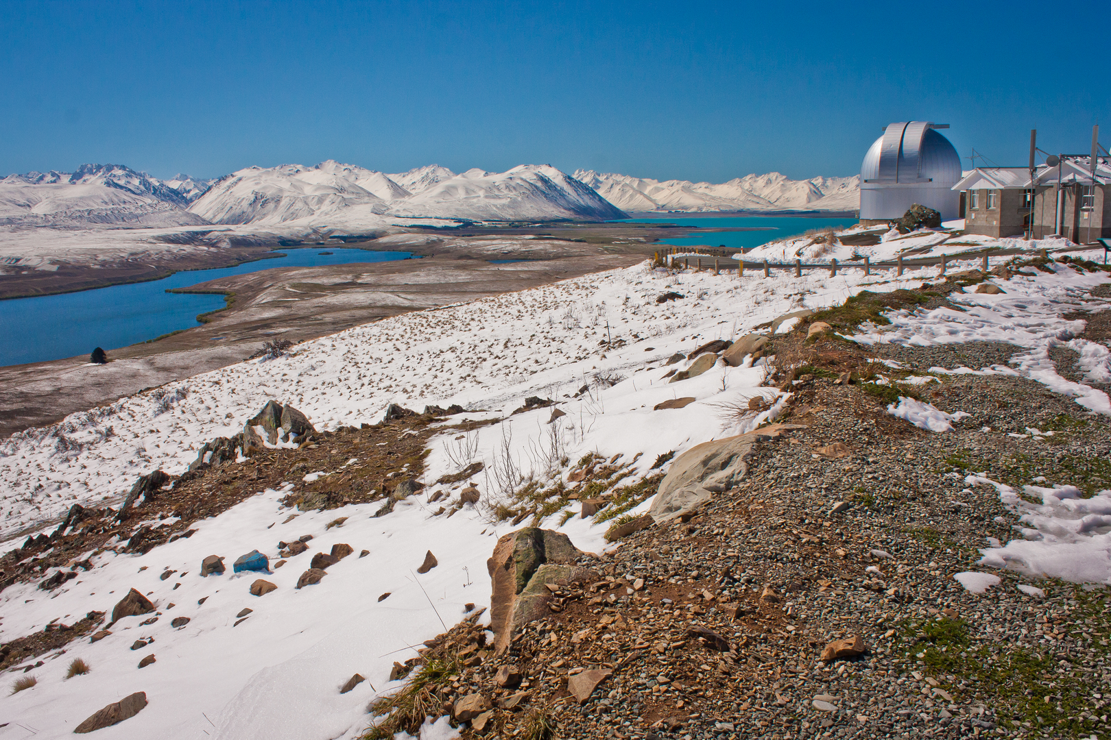 An image depicting the trail Tekapo Mt John Walkway and its surrounding area.