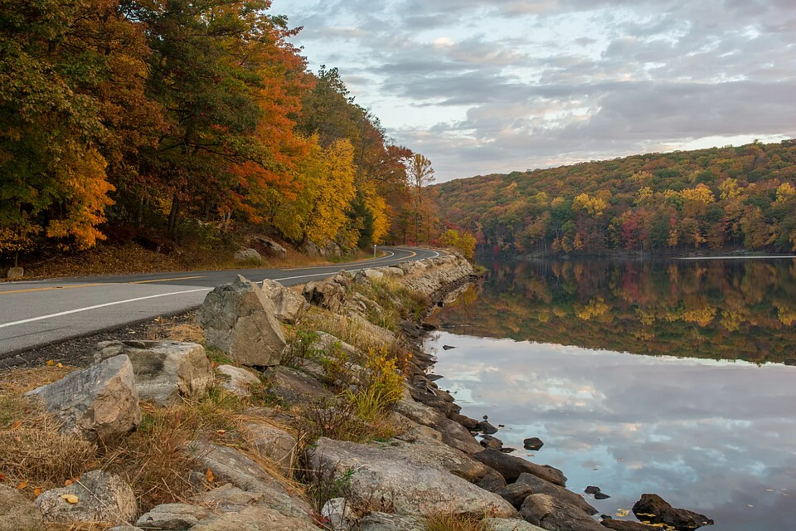 An image depicting the trail Beech Trail and Rockhouse Mountain Loop Trail via Lake Askoti and its surrounding area.