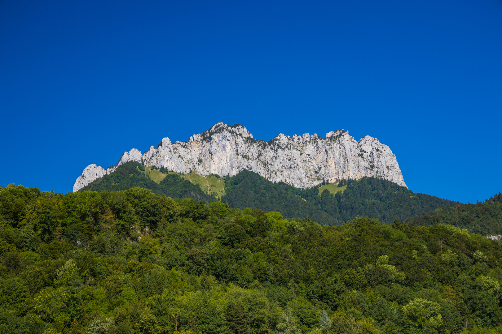 An image depicting the trail Pointe Nord and Dents de Lanfon and its surrounding area.