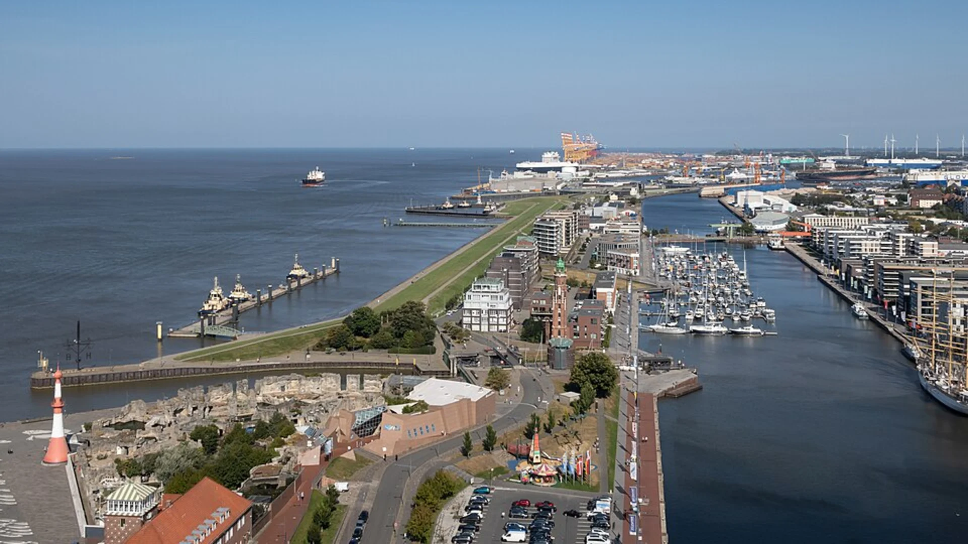 An image depicting the trail Hauptwanderwege Rostocker Heide and Thalasso Kurweg and its surrounding area.