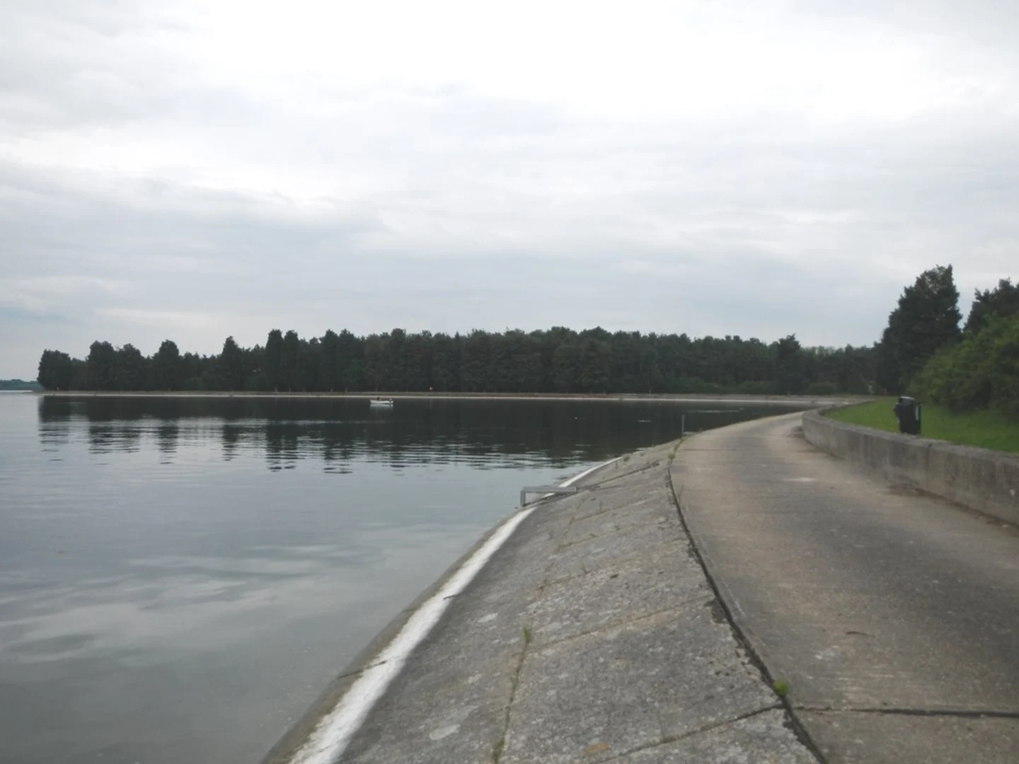 An image depicting the trail Hanningfield Waterside Park and its surrounding area.