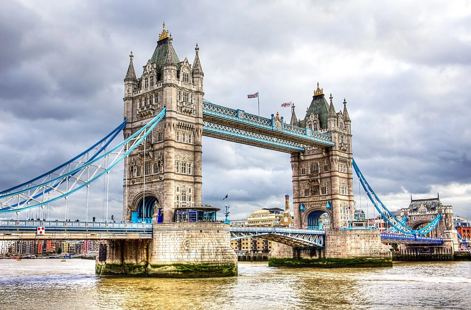 An image depicting the trail Tower Bridge Walk and its surrounding area.