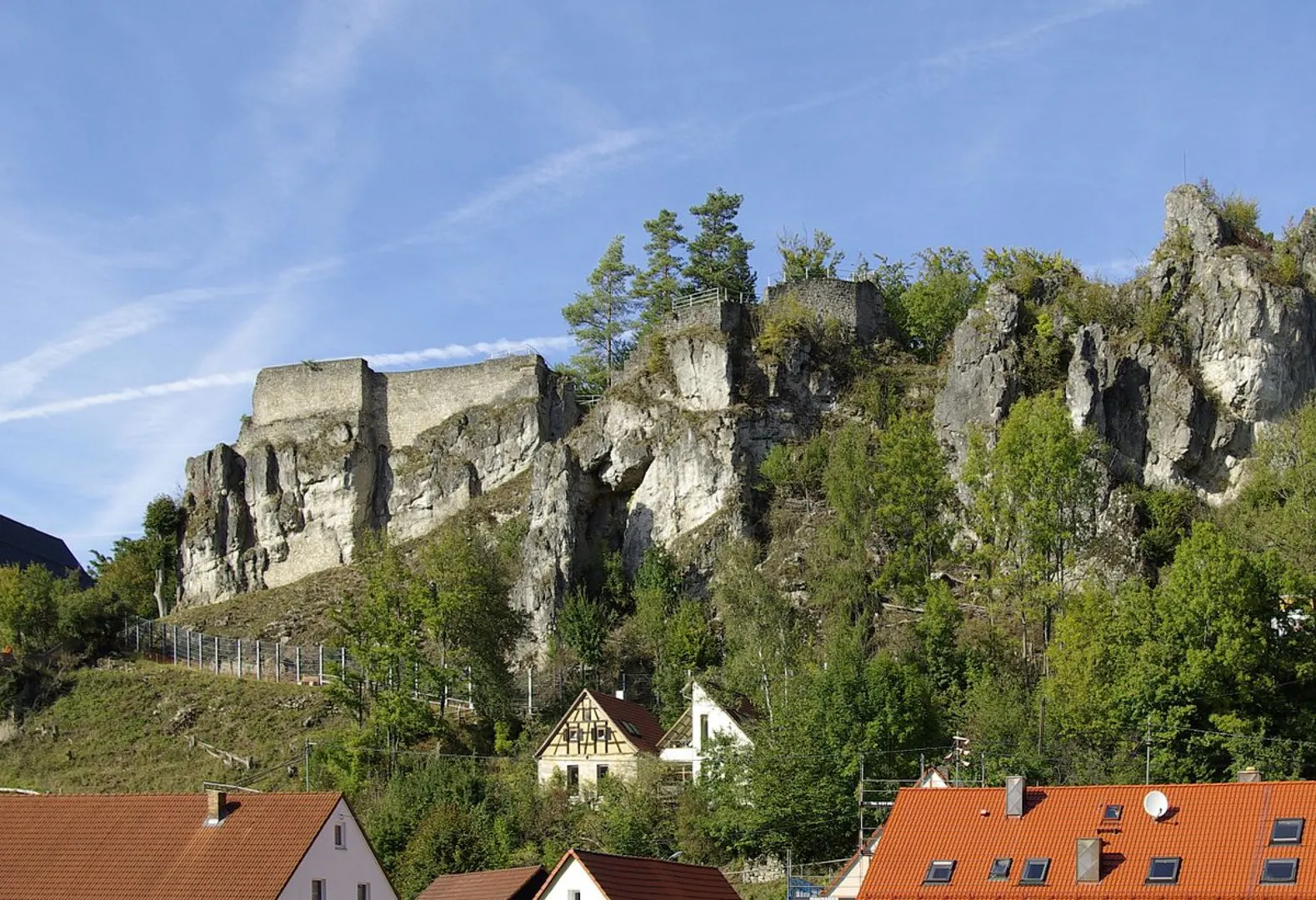An image depicting the trail Signalstein, Ruine Wolfsberg and Drei Zinnen Loop via Lillachquelle Kleiner Kulm and its surrounding area.