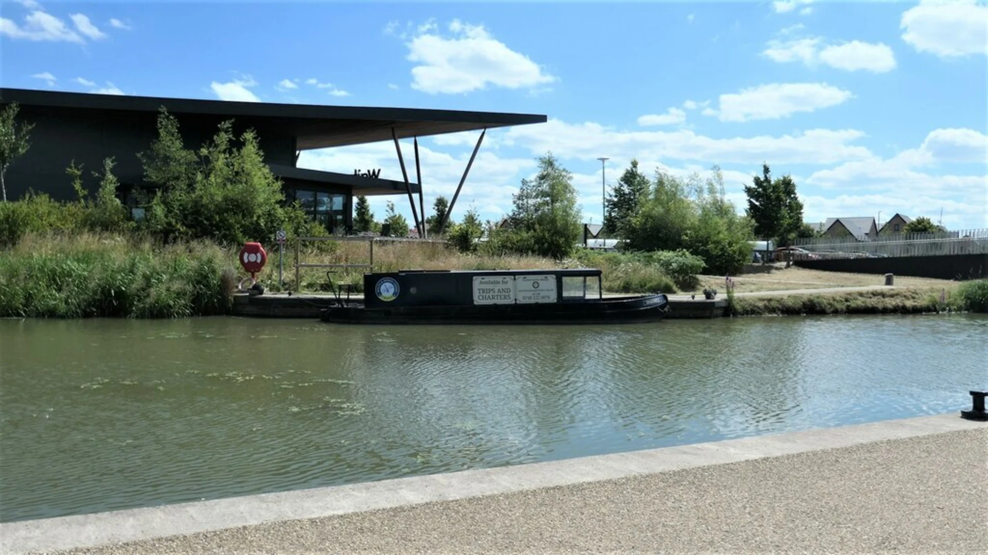 An image depicting the trail Wilts and Berks Canal Walk and its surrounding area.