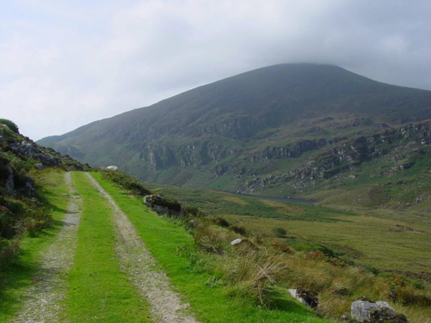 An image depicting the trail The Paps - Caherbarnagh Loop and its surrounding area.