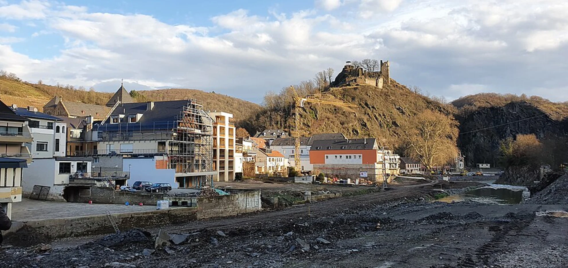 An image depicting the trail Are Castle and Altenahrer Eck via Rotweinwanderweg and its surrounding area.