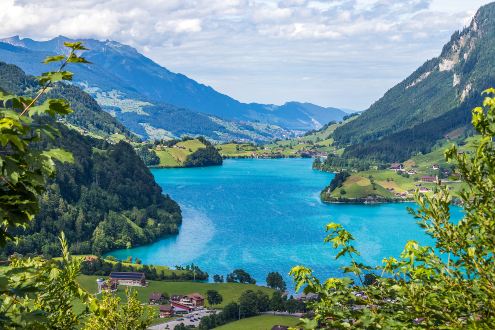 An image depicting the trail Chäppeliweg and its surrounding area.