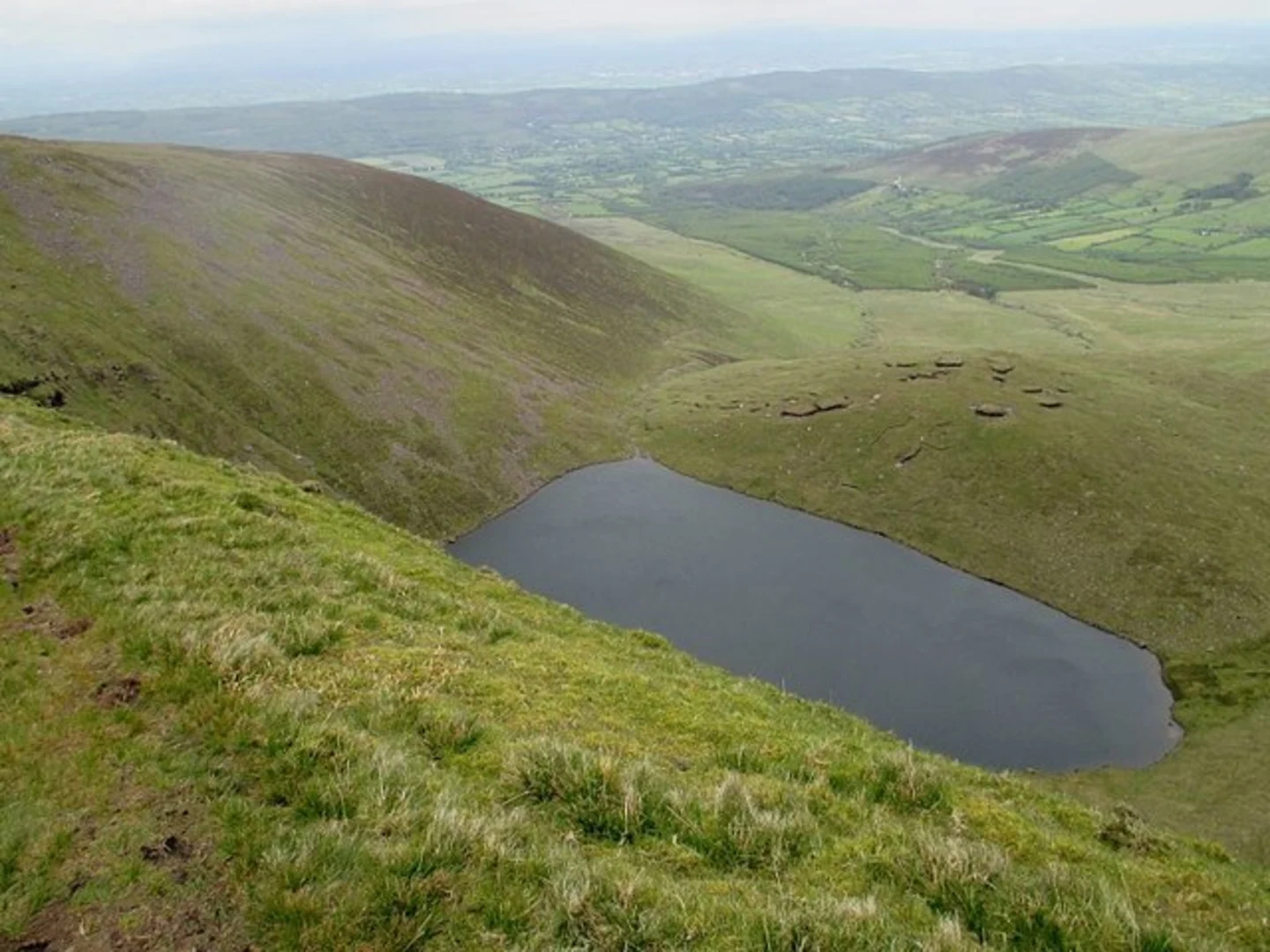 An image depicting the trail Lyracappul via Lough Curra and its surrounding area.