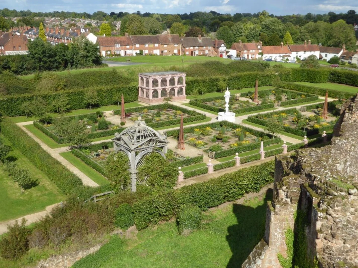 An image depicting the trail Kenilworth and its surrounding area.