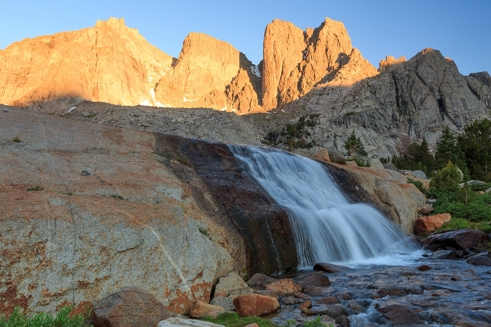 An image depicting the trail Cirque of the Towers Loop and its surrounding area.