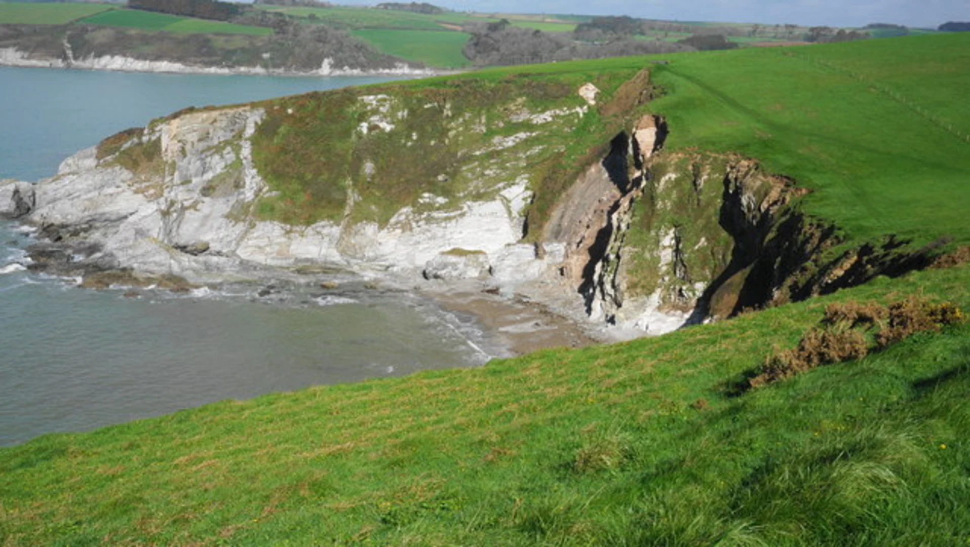 An image depicting the trail Ringmore Western Shore and Cliffs Loop via Wonwell and Westcombe Beach and its surrounding area.