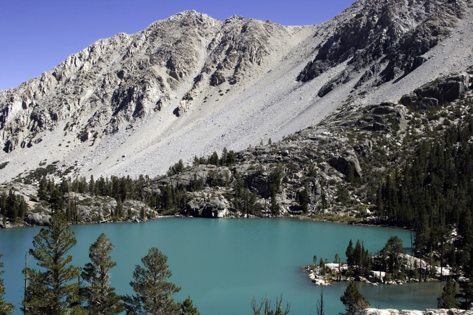 An image depicting the trail Fifth Lake Spur via North Fork Big Pine Creek Trail and its surrounding area.