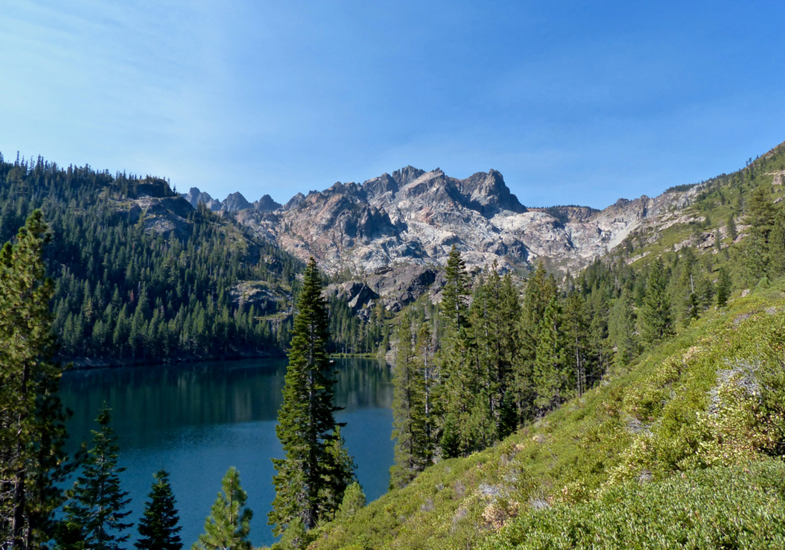 An image depicting the trail Walker Lake, Sardine Lakes and Summit Lake via Bloody Canyon Trail and its surrounding area.